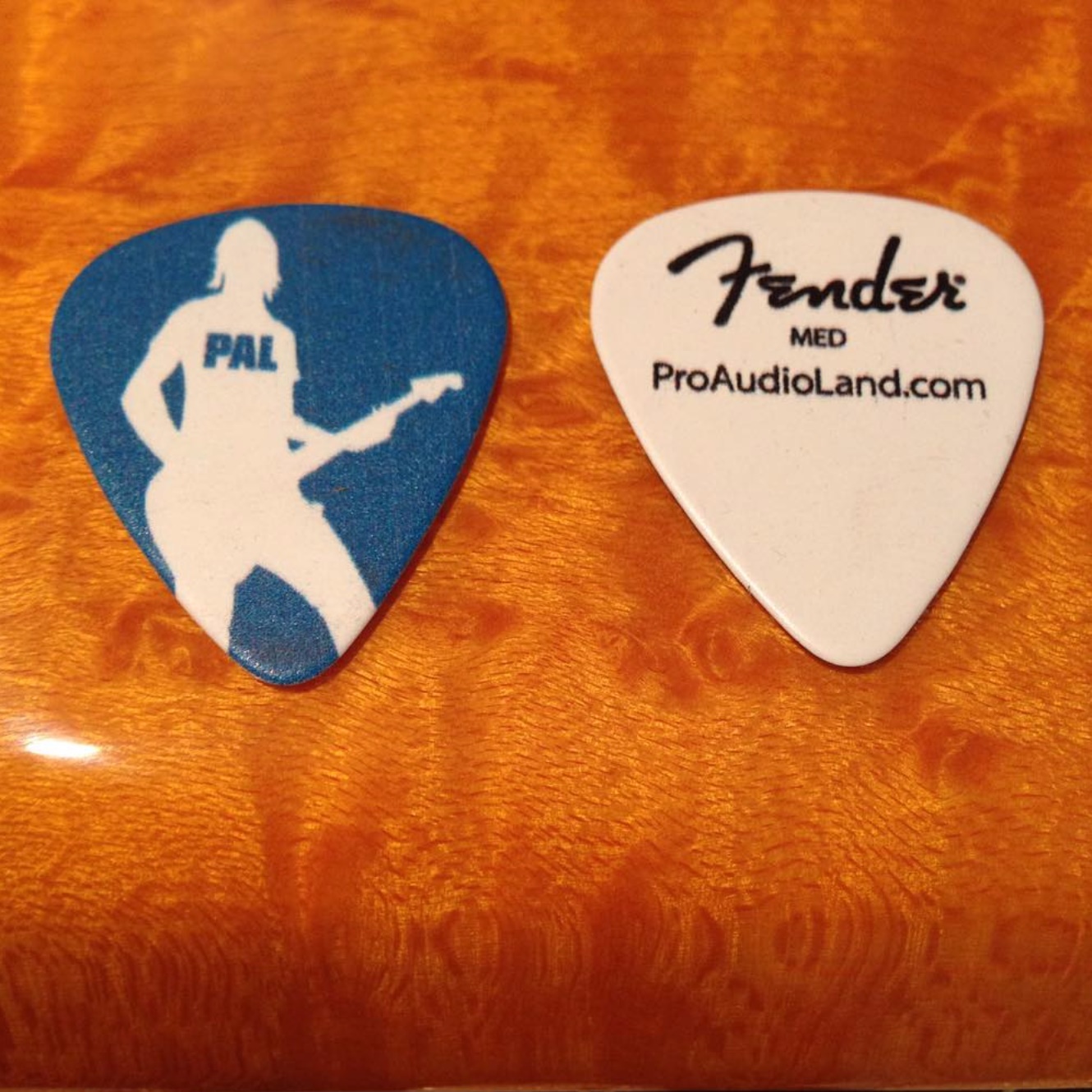 Guitar Picks And Their Effect On Tone