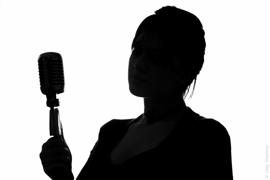 lonely_singer_by_yokoomi-d4ubmxe