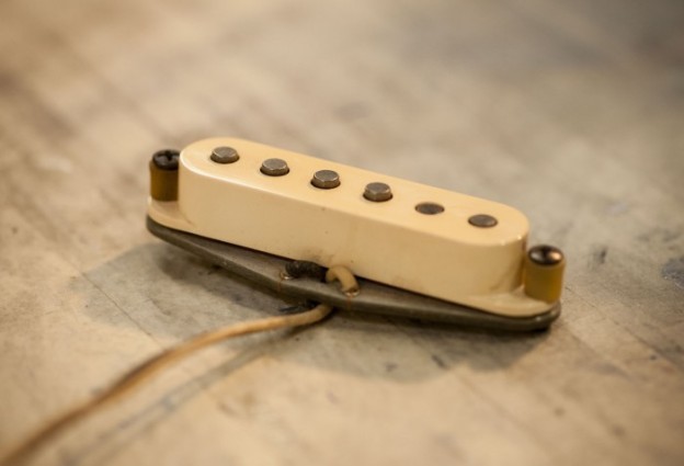 Antiquity-II-Surfer-Strat-bridge-Cream_BEAUTY-700x477-624x425