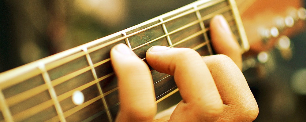 how to deal with hand and finger pain guitarist
